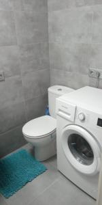 Apartment Grand Via في أليكانتي: حمام مع غسالة ومرحاض
