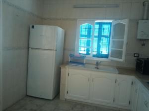 A kitchen or kitchenette at Appartement à Houmt Souk Jerba