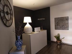 una habitación con un jarrón en una mesa con una lámpara en Relais Peucetia, en Gravina in Puglia