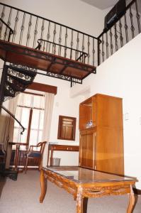 sala de estar con mesa y escalera en Hotel Hacienda de los Ángeles by Rotamundos, en Comitán de Domínguez