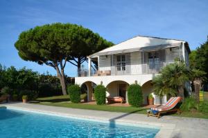een huis met een zwembad voor een huis bij Ramatuelle, Pampelonne, villa in Saint-Tropez