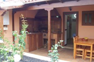 an open kitchen with a table in a house at Apartamento El Correo in Puntallana