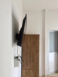 uma televisão em cima de um armário numa sala em Casa Edith em Cartagena de Indias
