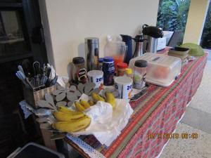 Ein Tisch mit einem Haufen Bananen drauf. in der Unterkunft Hospitality Connect in Kampala
