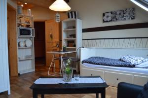 un soggiorno con letto e tavolo di Land & Stil a Dorfhagen