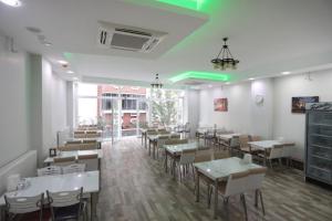 A restaurant or other place to eat at BEKSİTİ HOTEL