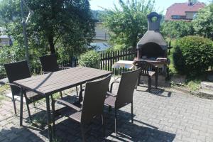 una mesa y sillas y una chimenea en un patio en Privat Železný Brod en Železný Brod