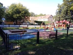 Plac zabaw dla dzieci w obiekcie Apartament Parkowy