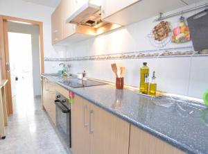a kitchen with a counter top and a sink at Reus Bedrooms 2 habitaciones con baño privado y cocina compartida in Reus
