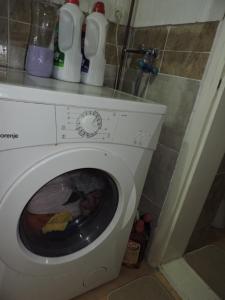 a washer and dryer in a corner of a bathroom at Liza Panzio in Mali Iđoš