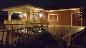 ザッフェラーナ・エトネーアにあるVilla Veraの夜の柵の家