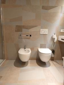 a bathroom with a toilet and a bidet at Albergo Baschera in Fagagna