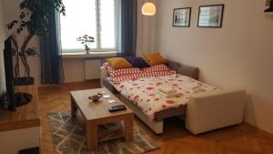 salon z kanapą i stołem w obiekcie Apartament Nowowiejskiego w mieście Częstochowa