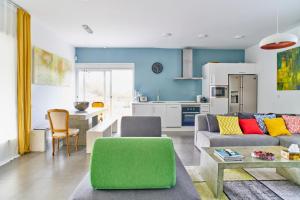uma sala de estar com um sofá, uma mesa e uma cozinha em Jewel Home em Sant Pere de Ribes