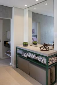 um espelho grande numa prateleira num quarto em FANTÁSTICO APARTAMENTO NA BARRA em Salvador