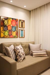 um sofá numa sala de estar com um quadro em FANTÁSTICO APARTAMENTO NA BARRA em Salvador