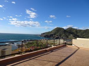 balkon z widokiem na ocean w obiekcie Gran terraza con espectaculares vistas al mar w mieście Cabo de Palos
