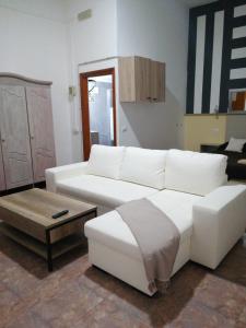 een woonkamer met een witte bank en een salontafel bij Apartmento KA Sánchez in Vecindario