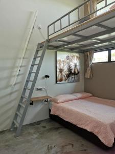 sypialnia z łóżkiem piętrowym i drabiną w obiekcie Orchard Villa Melaka w Malakce