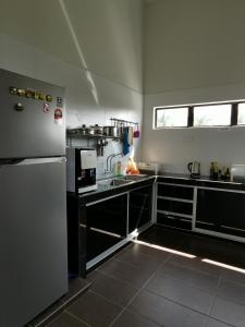 Kuchyň nebo kuchyňský kout v ubytování Orchard Villa Melaka