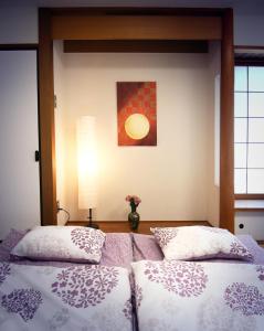 ein Schlafzimmer mit 2 Betten und einem Wandgemälde in der Unterkunft Guest room Kamakura Nagomi -Hydrangea- in Kamakura