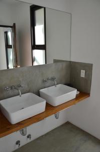Baño con 2 lavabos y espejo en Casa Suaya en José Ignacio