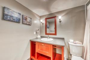 ブルー・マウンテンズにあるCachet Crossing 213の洗面台とトイレ付きのバスルーム +22枚の写真