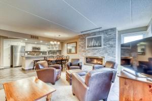 ブルー・マウンテンズにあるCachet Crossing 213のソファと暖炉のあるリビングルーム