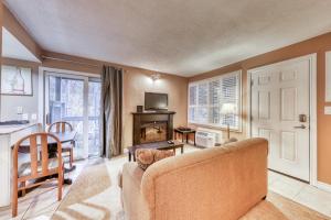 una sala de estar con un sofá y una mesa en Condo 903 at North Creek Resort, en Blue Mountains 18 fotos más
