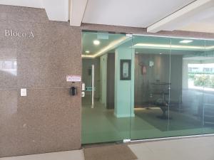 uma entrada para uma porta de vidro num edifício em Apartamento Moderno na Praia dos Ingleses em Florianópolis