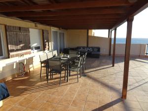 Część wypoczynkowa w obiekcie Gran terraza con espectaculares vistas al mar
