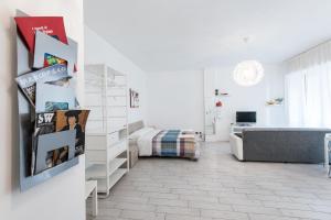 a white room with a bed and a room with a bed sqor at Casa Giovanni in Bergamo
