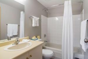 a bathroom with a sink and a toilet and a tub at Motel 6-Saanichton, BC - Victoria Airport in Saanichton +37 photos