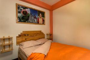 a bedroom with a bed and a picture on the wall at La Casa de Maruja B&B in Huaraz