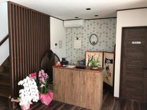 un ufficio con reception con fiori di ゲストハウス奈良庵 Nara An a Nara