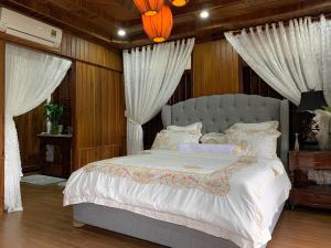 Postel nebo postele na pokoji v ubytování Khamy Riverside Villa + 37 fotografií