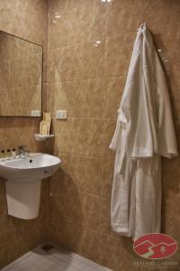- Baño con lavabo y toalla en Skyland Garden Hotel and Resort en Baguio