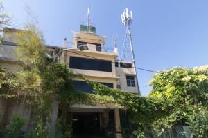 un edificio con una torre encima en RedDoorz @ Frans Seda Kupang en Kupang