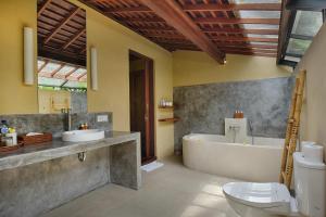 Et badeværelse på Samkhya Villas - CHSE Certified