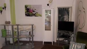 een woonkamer met een tafel en een televisie bij Unterkunft mit Wohlfühleffekt und Flair in Rehburg-Loccum