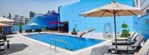 una persona saltando a una piscina en un hotel en Copthorne Hotel Sharjah en Sharjah