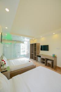 Postel nebo postele na pokoji v ubytování Nhật Nguyên Hotel