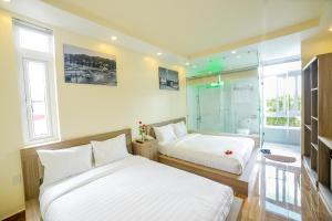 Postel nebo postele na pokoji v ubytování Nhật Nguyên Hotel