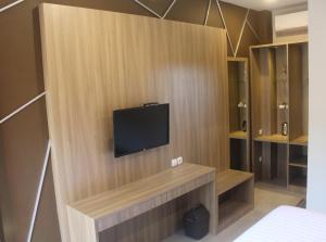 TV a/nebo společenská místnost v ubytování Grand Kuta Hotel