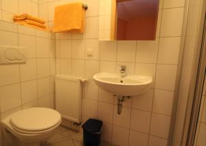 A bathroom at Gasthaus Deutsches Haus