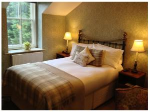 A bed or beds in a room at Burford Lodge 