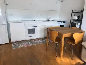 uma cozinha com mesa e cadeiras num quarto em Estudio acogedor renfe em Alicante