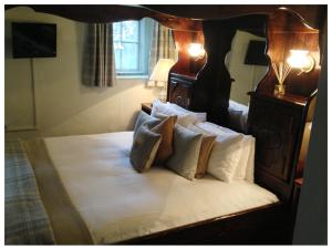 A bed or beds in a room at Burford Lodge 