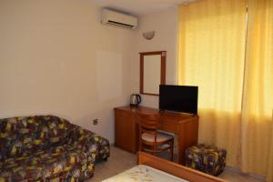 Телевизор и/или развлекательный центр в Family Hotel Chris