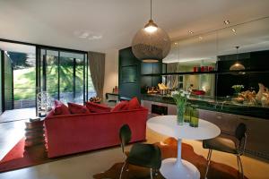 赫本溫泉的住宿－赫本赫本酒店，客厅配有红色的沙发和桌子